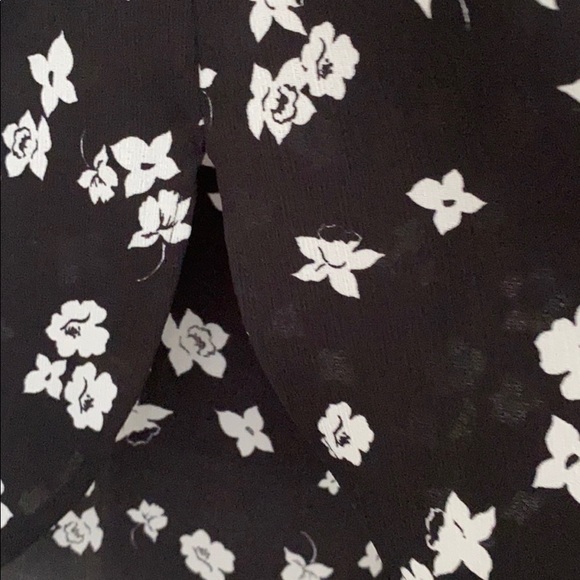 BNWT Lord and Taylor black floral crepe blouse xs - Picture 7 of 8
